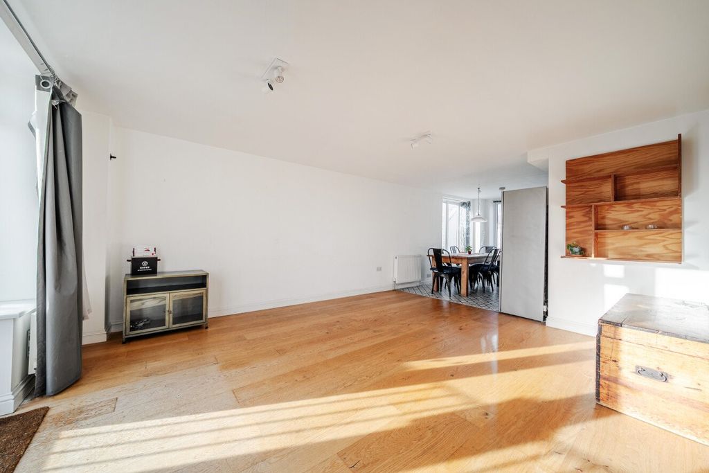 Property photo 2 of 18 Picture No. 27