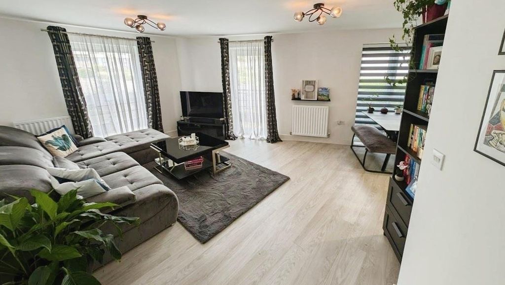Property photo 3 of 14 53 Oxleigh Lounge E.Jpg