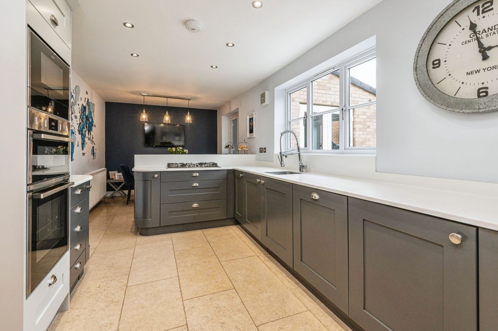 Property photo 3 of 19 Kitchen