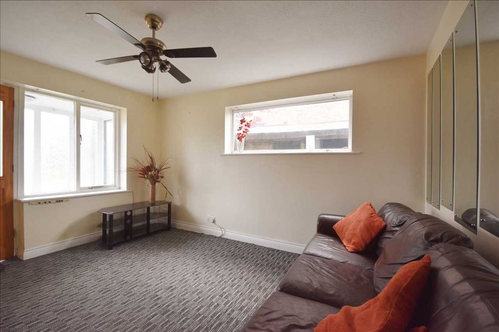 Property photo 2 of 6 Lounge/Dining Area