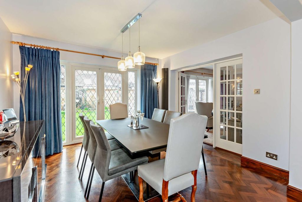 Property photo 3 of 32 8678577-Interior08-800.Jpg