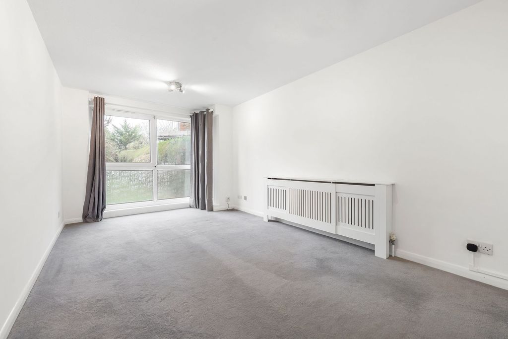 Property photo 3 of 10 Lounge