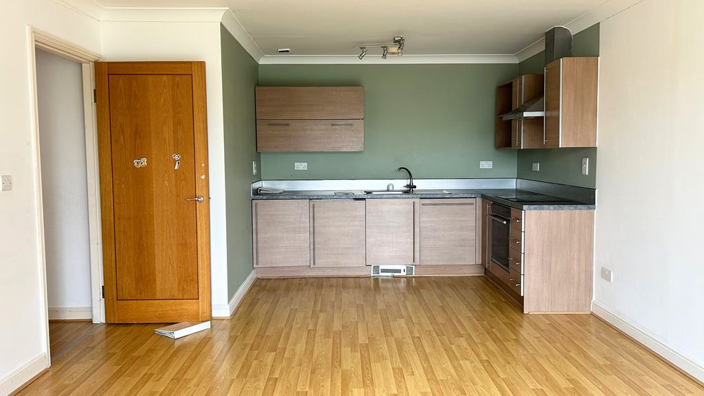 Property photo 2 of 11 0d98E84A-d24c-4F15-85d6-9Da29Cf8533A