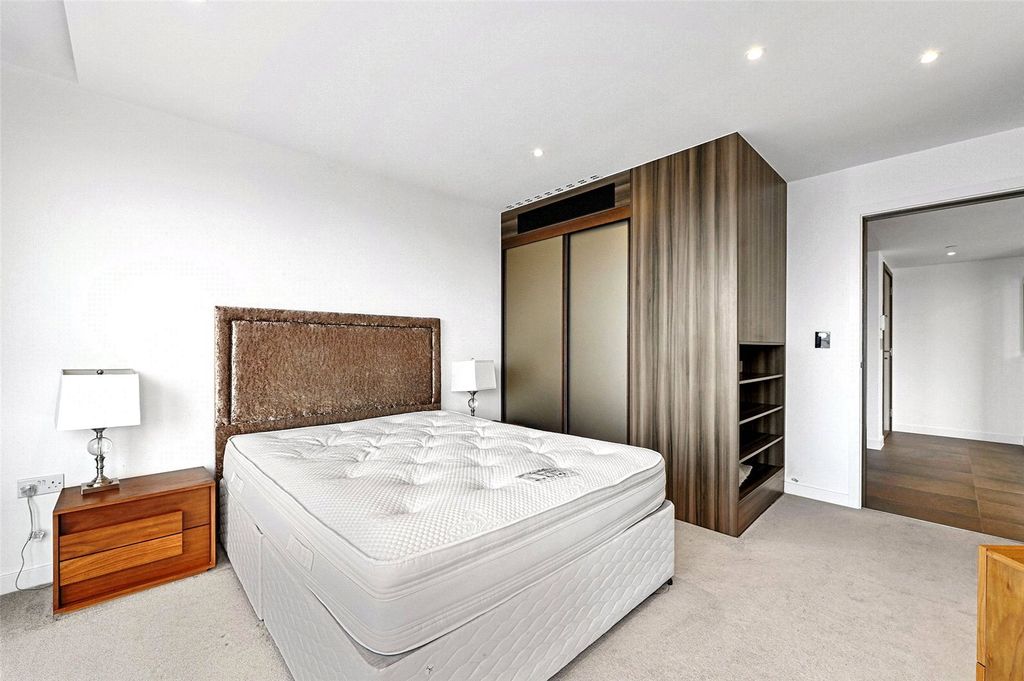 Property photo 3 of 18 Bedroom