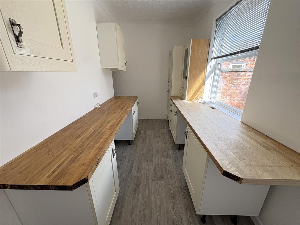 Property photo 3 of 9 Kitchen