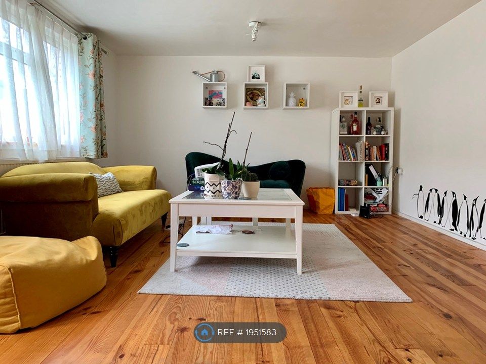 Property photo 1 of 25 Livingroom