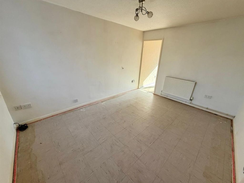 Property photo 3 of 17 Lounge
