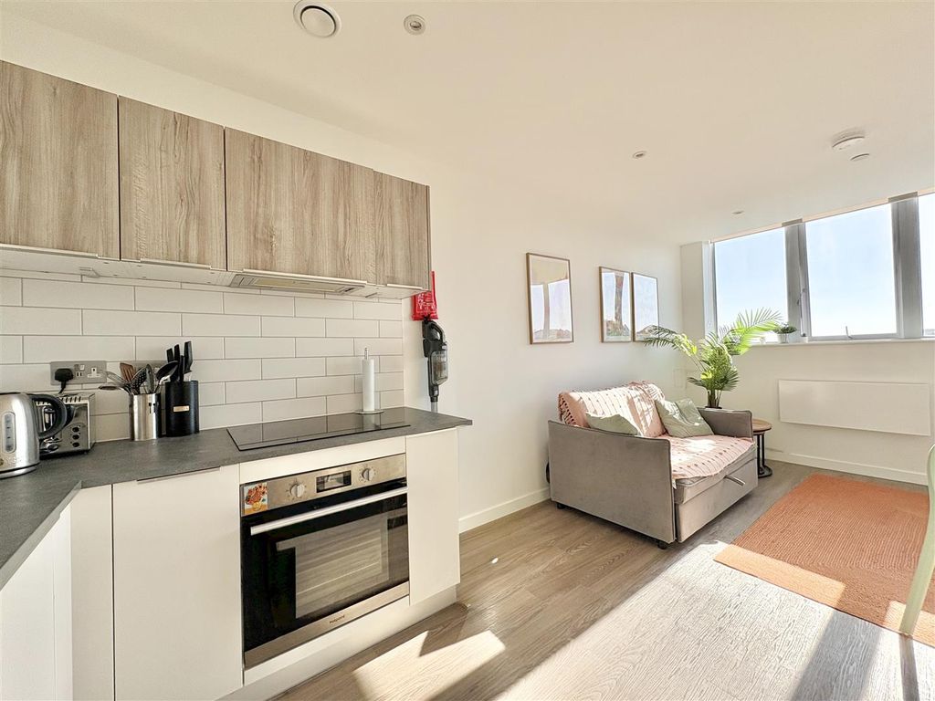 Property photo 3 of 15 Living Room / Kitchen