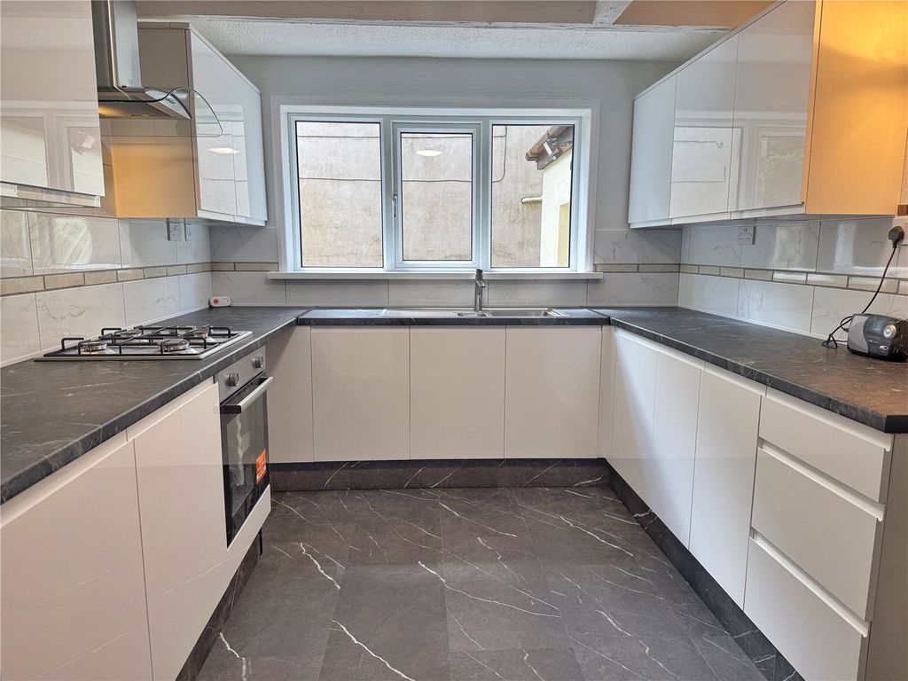 Property photo 2 of 18 New Fitted Kitchen