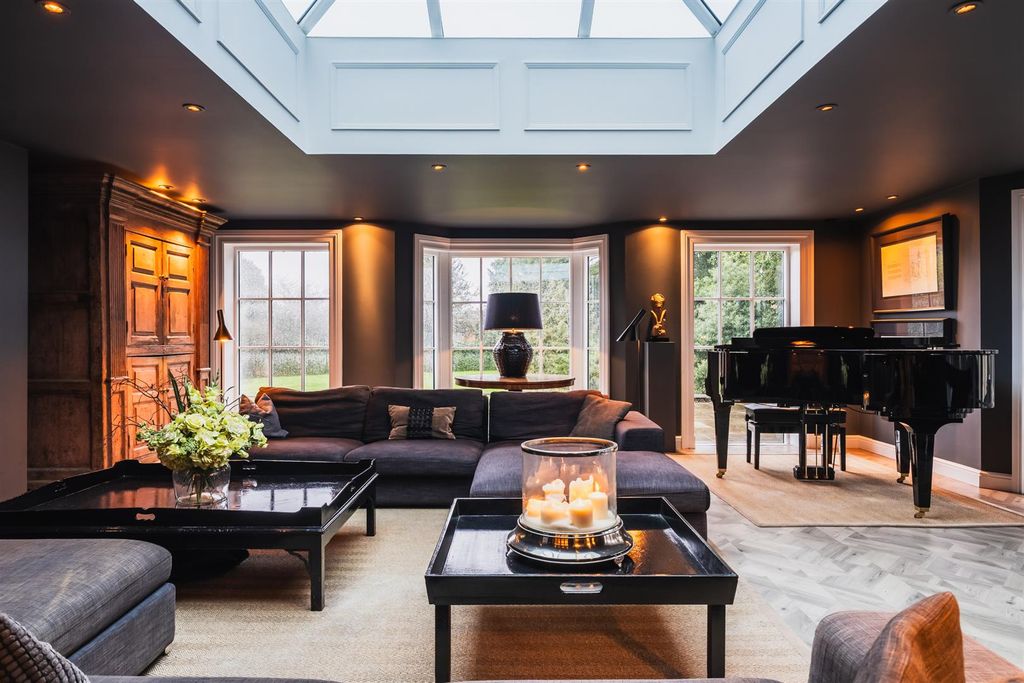 Property photo 1 of 76 Lounge