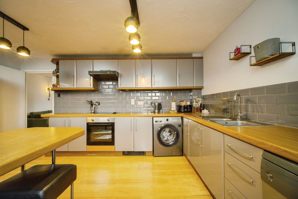 Additional image 9 of 3 bed flat for saleQueens Road, Farnborough GU14
