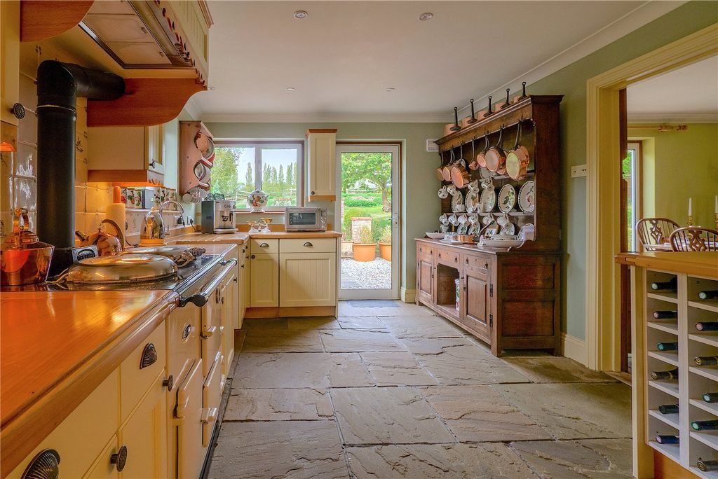 Property photo 3 of 19 Kitchen