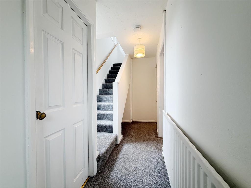 Property photo 2 of 17 Entrance Hall