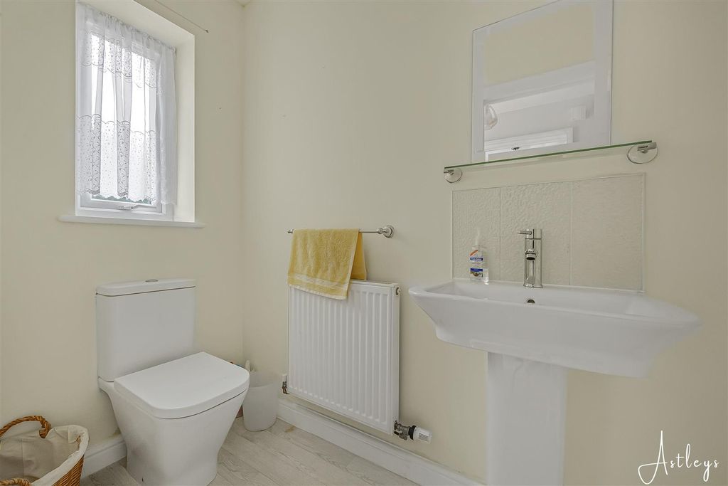 Property photo 3 of 22 Cloakroom