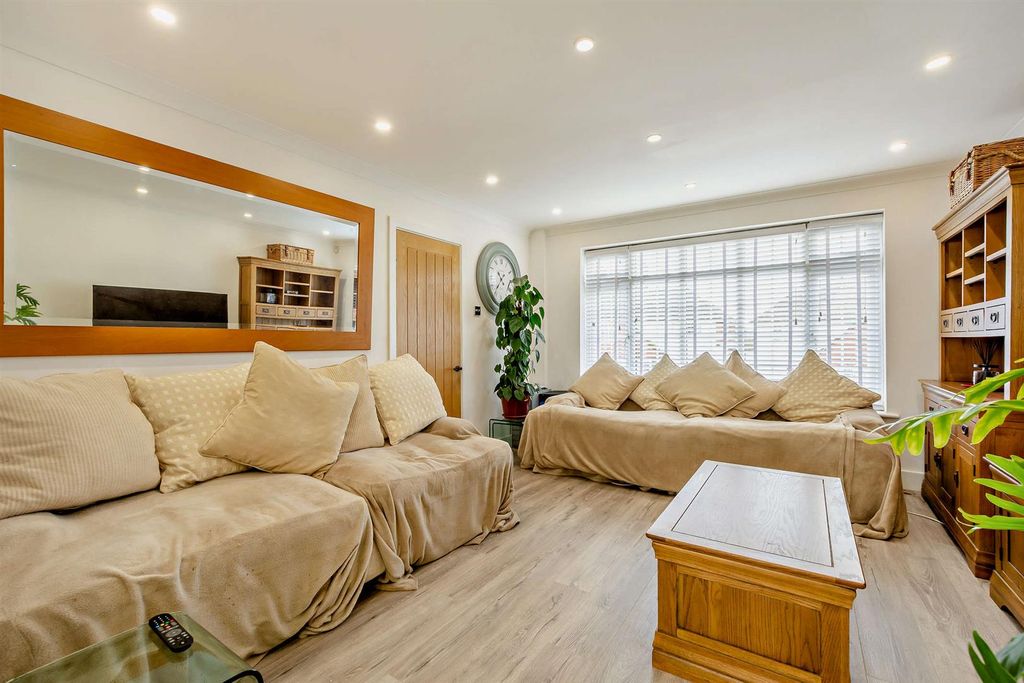 Property photo 3 of 29 8673594-Interior13-800.Jpg