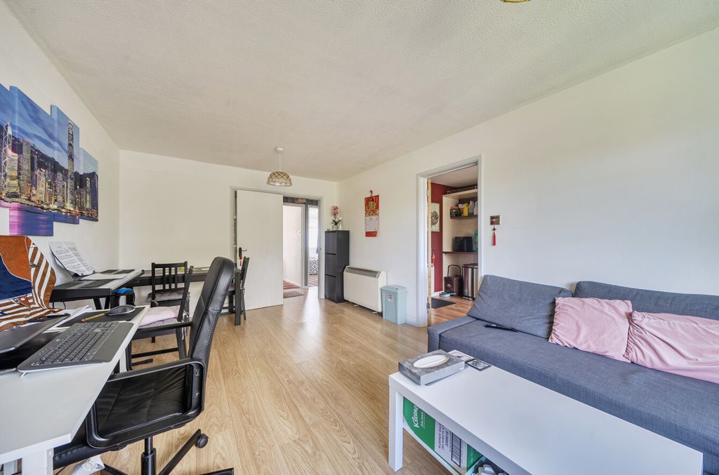 Property photo 3 of 12 1445978-12-69E643...