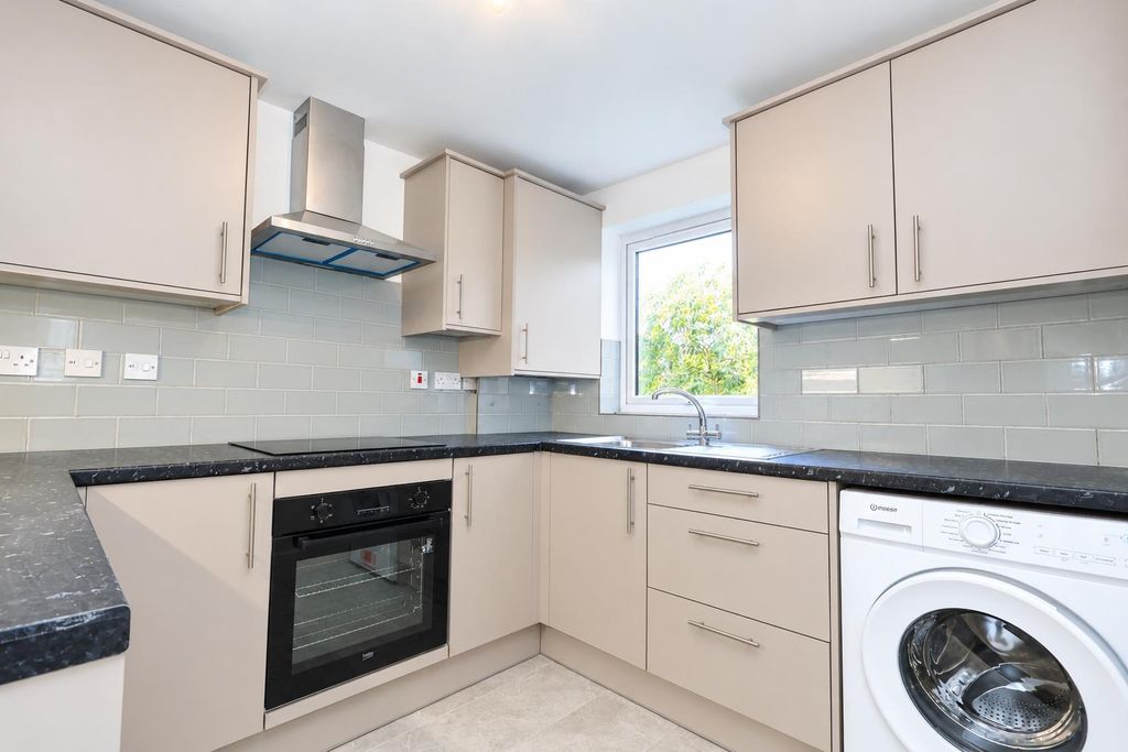 Property photo 2 of 11 Kitchen