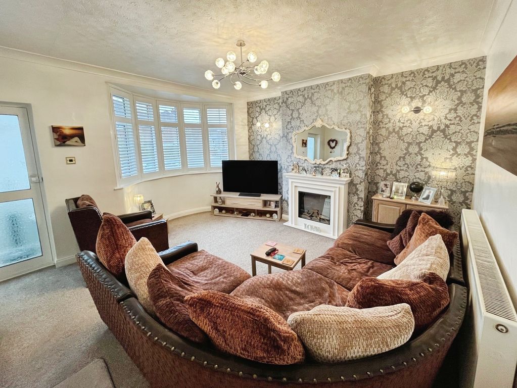 Property photo 2 of 18 Lounge