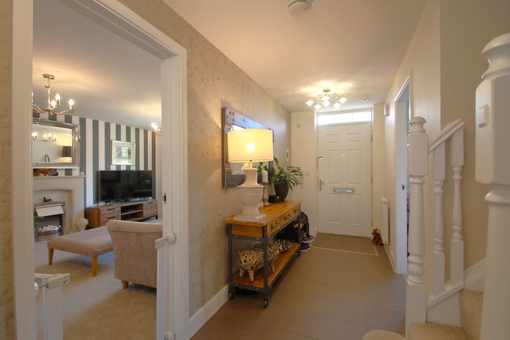 Property photo 3 of 36 Entrance Hall
