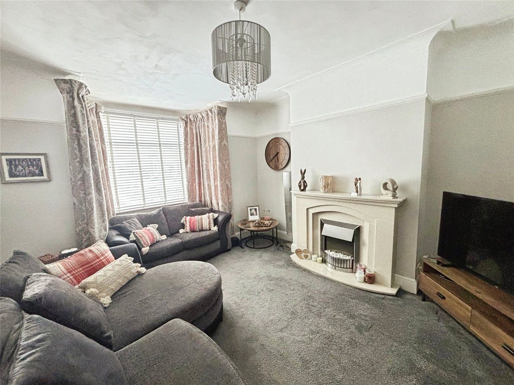 Property photo 3 of 18 Lounge