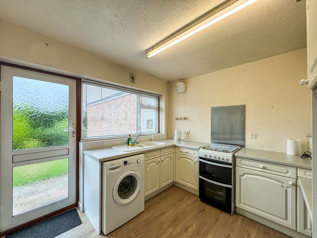Property photo 3 of 10 Kitchen