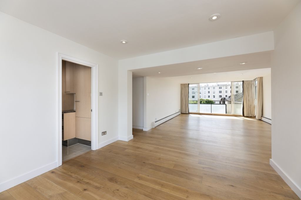 Property photo 3 of 16 Sussex Square 62 ...