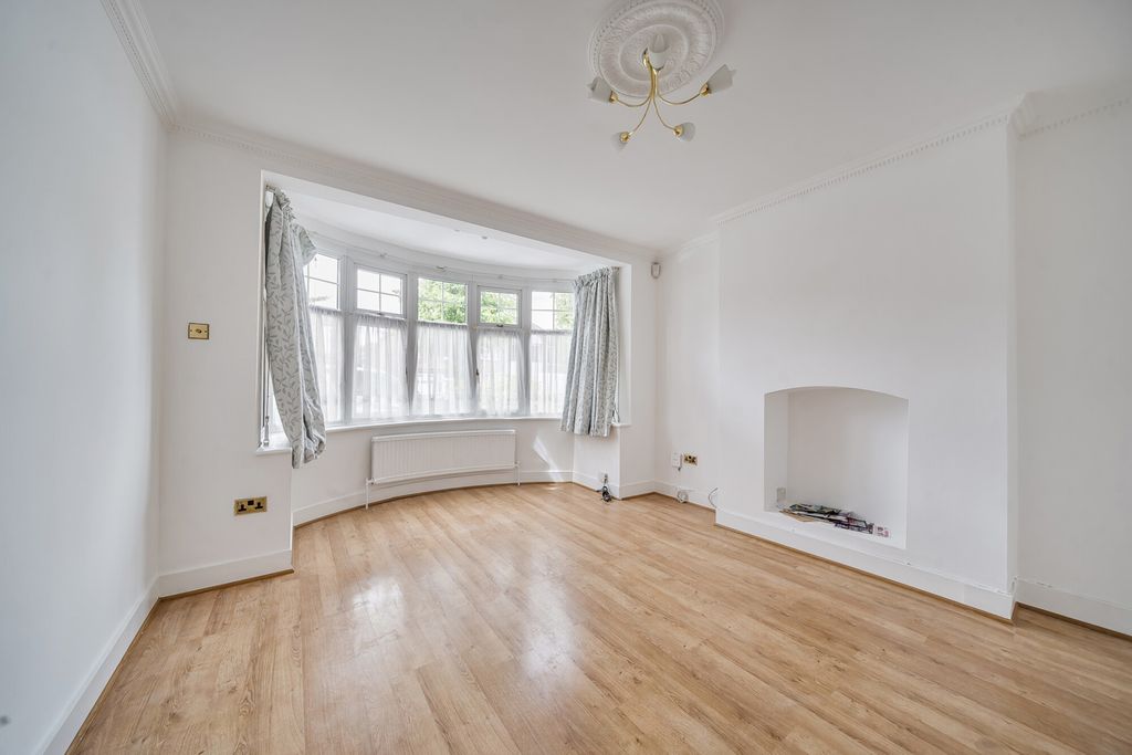 Property photo 2 of 19 1326411-11-687Fb6...