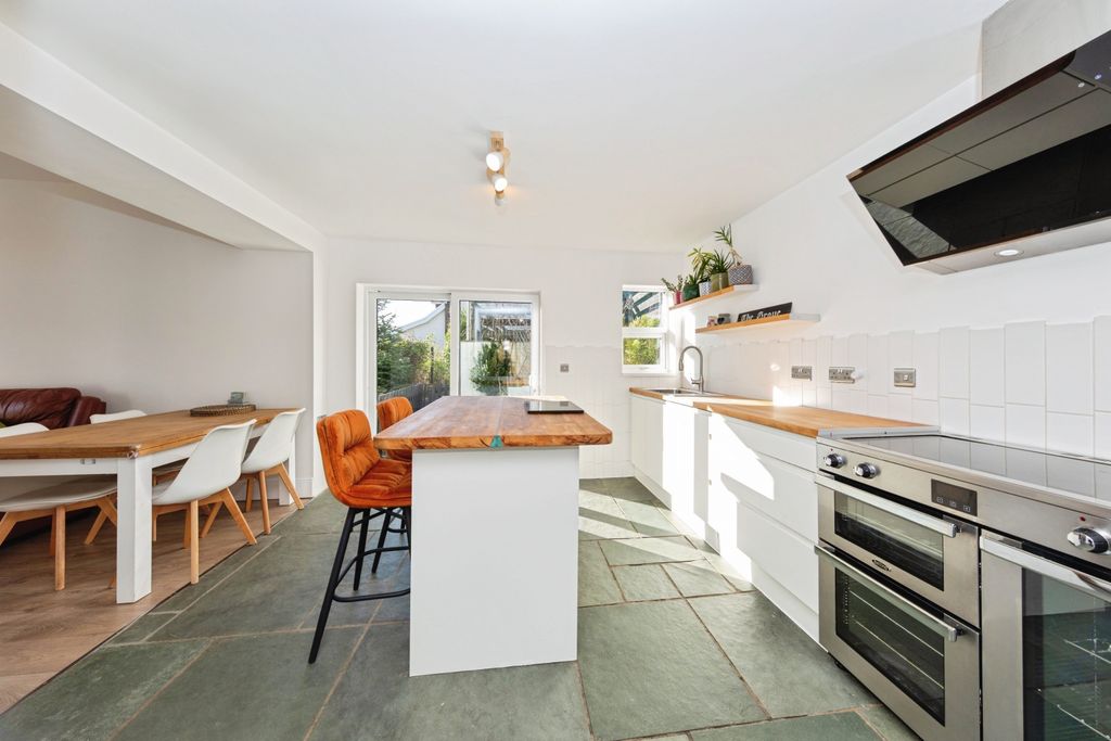 Property photo 2 of 17 Kitchen