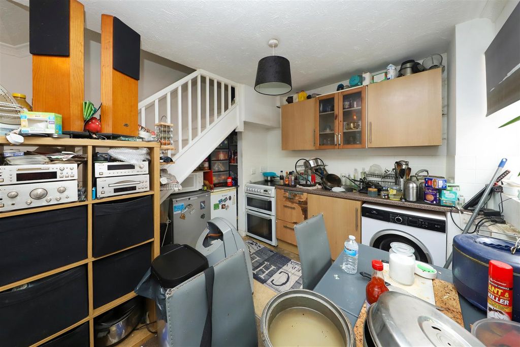 Property photo 2 of 7 Kitchen