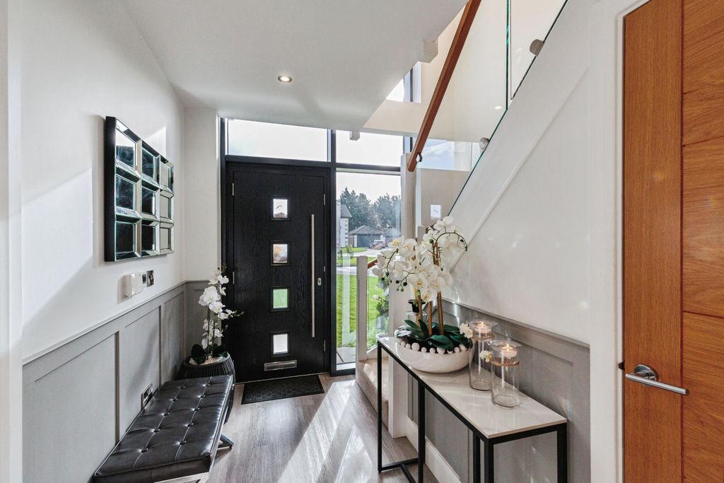 Property photo 3 of 30 Entrance Hallway