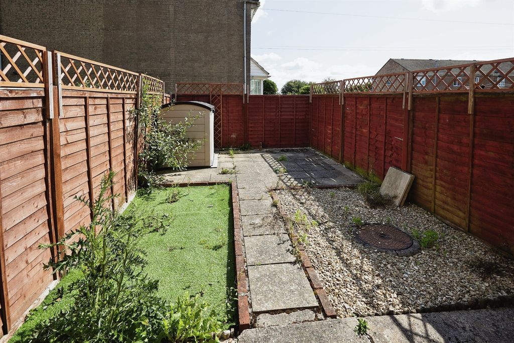 Property photo 2 of 8 Garden