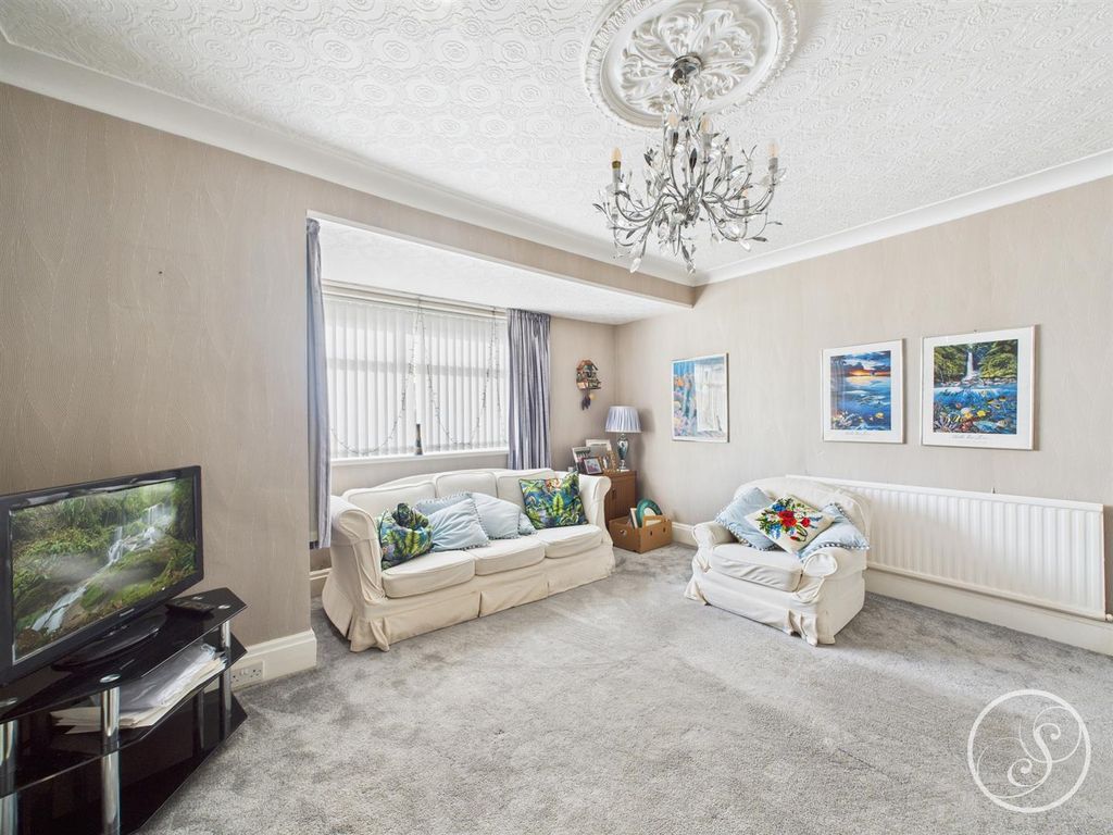 Property photo 3 of 15 Lounge