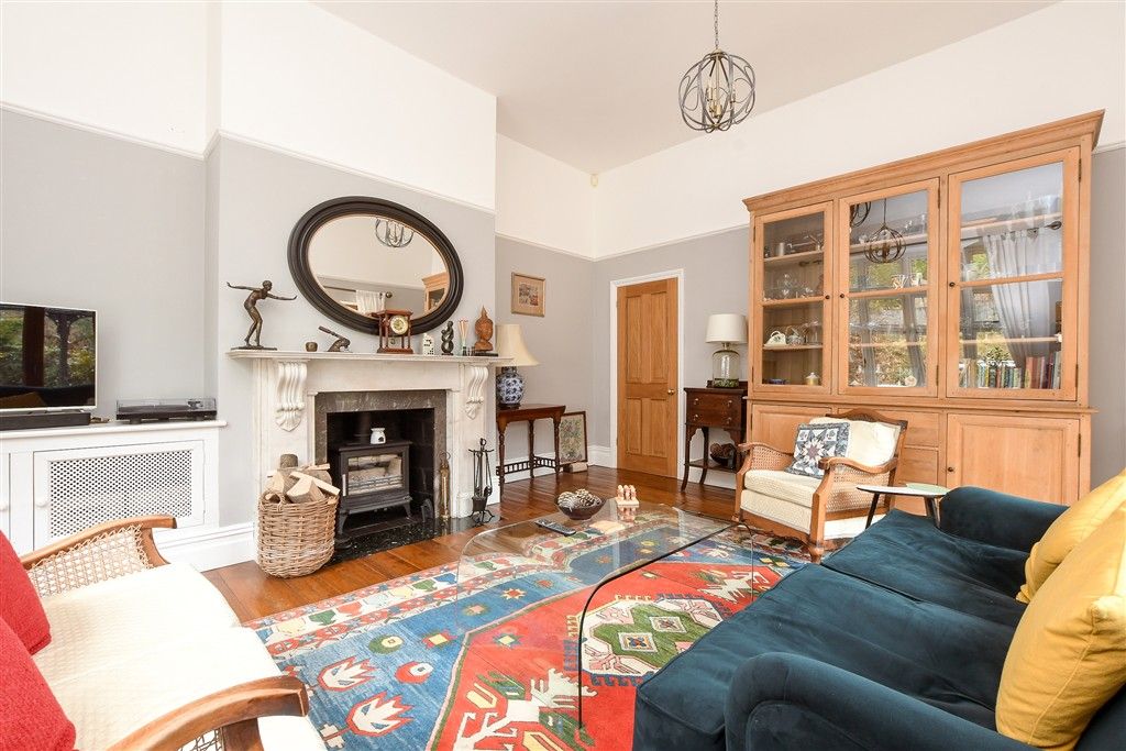 Property photo 3 of 17 Lounge