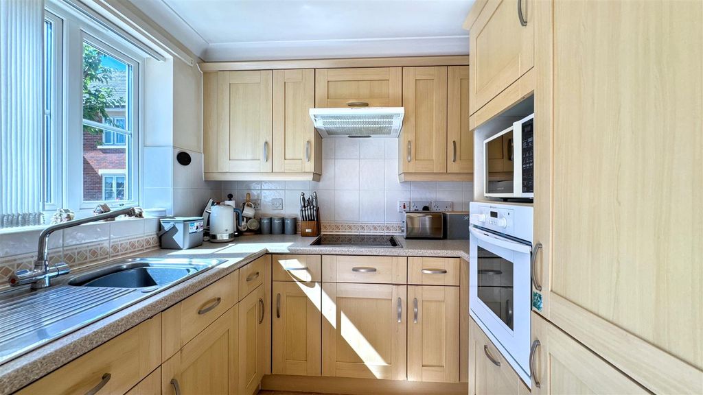 Property photo 3 of 8 Kitchen