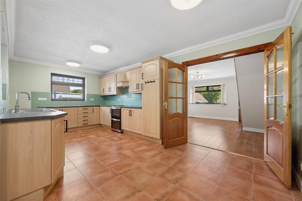 Property photo 2 of 34 Abbots Way - Kitchen