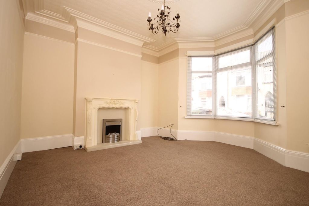 Property photo 3 of 14 Lounge