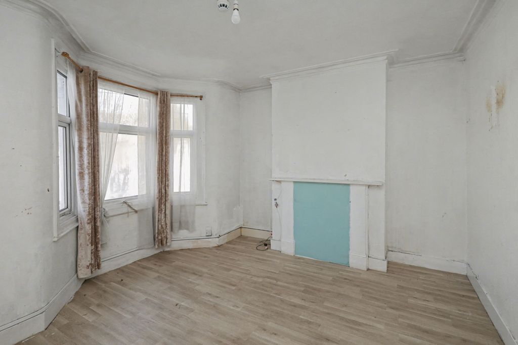 Property photo 3 of 15 35 Westerham Road, Leyton, London E10 7Ae