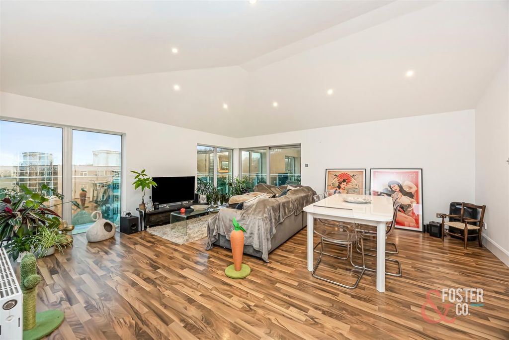 Property photo 3 of 28 London Road, The Park Apartments, The South Pentho