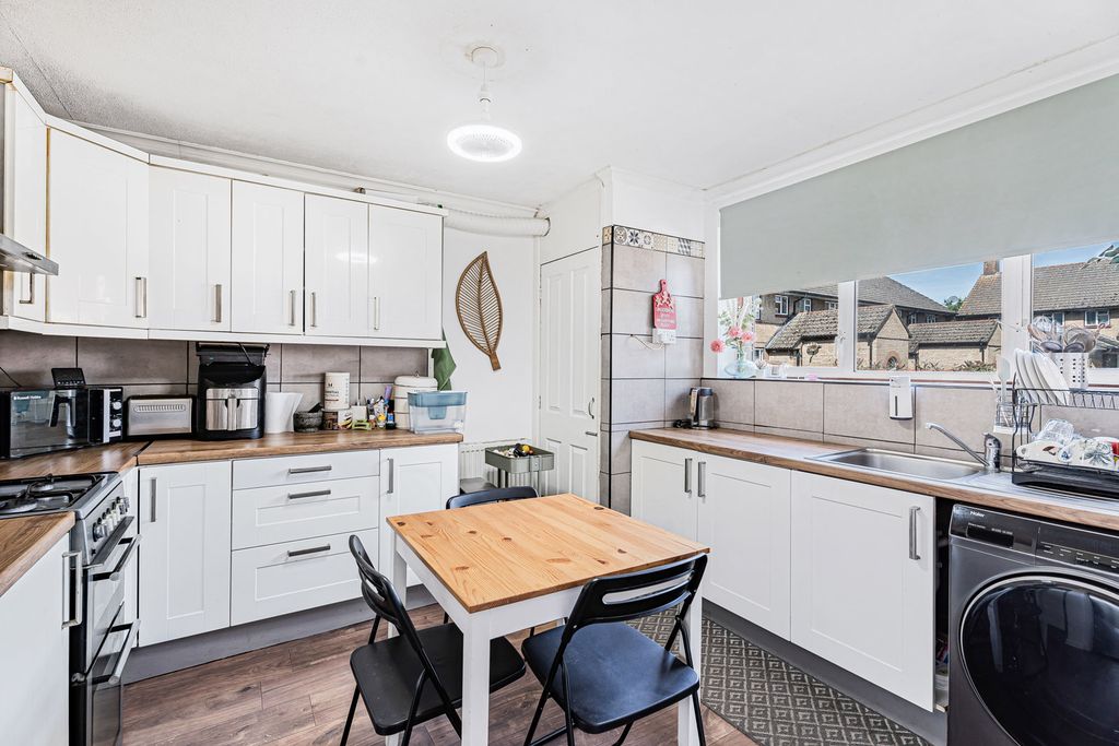 Property photo 3 of 11 Kitchen