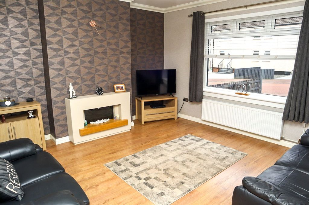 Property photo 3 of 18 Lounge