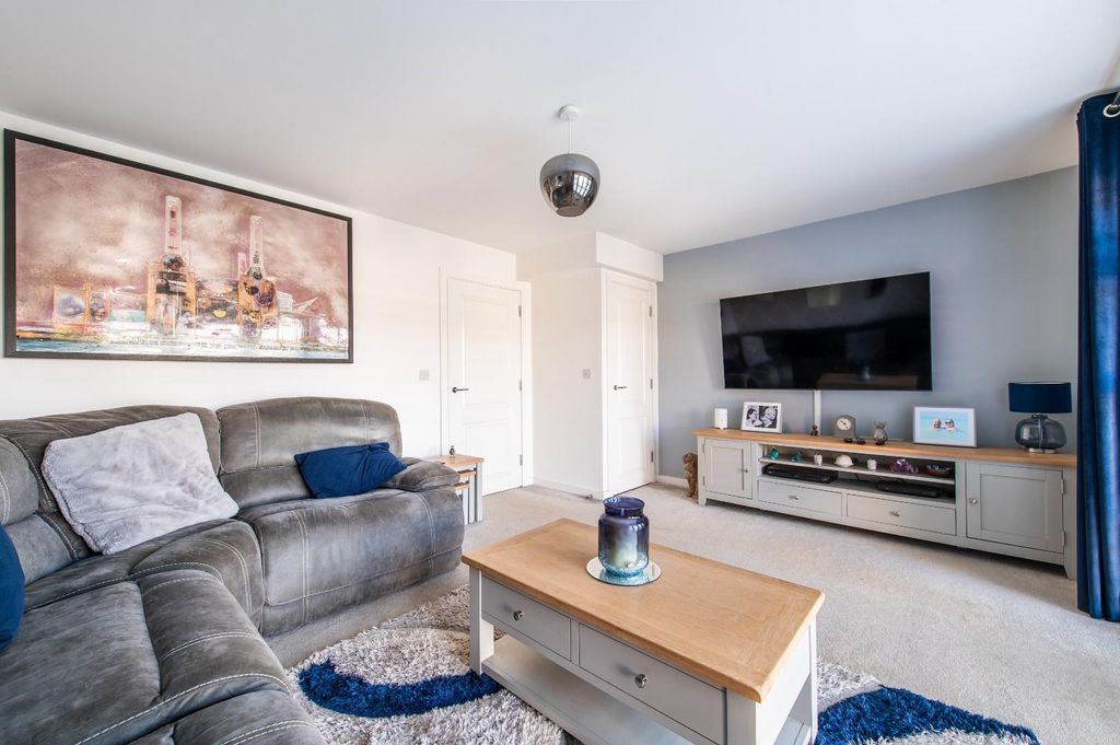 Property photo 3 of 22 Lounge