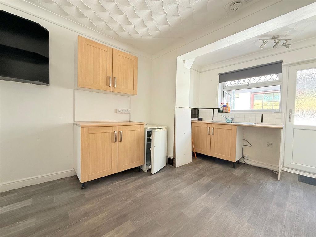 Property photo 3 of 8 Kitchen/Dining Room