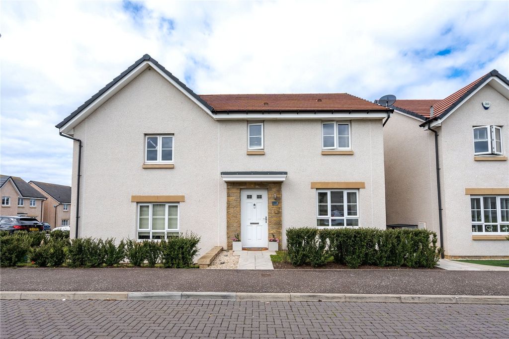 Property photo 1 of 19 Cleugh Rise