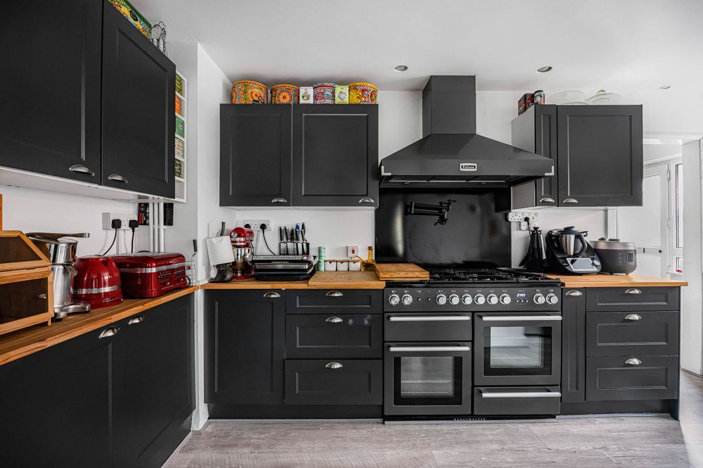 Property photo 2 of 23