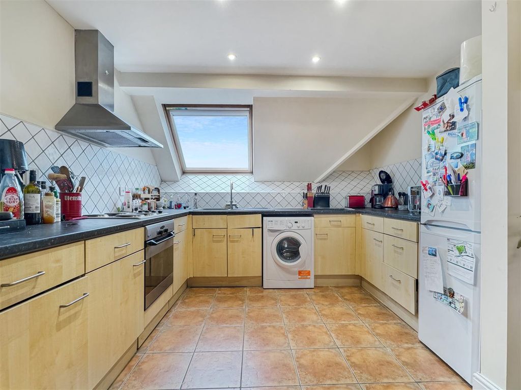 Property photo 3 of 7 Kitchen