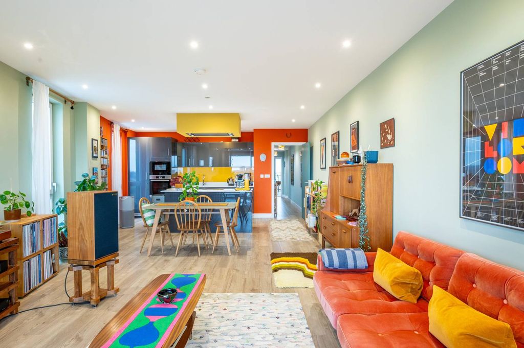 Property photo 3 of 42