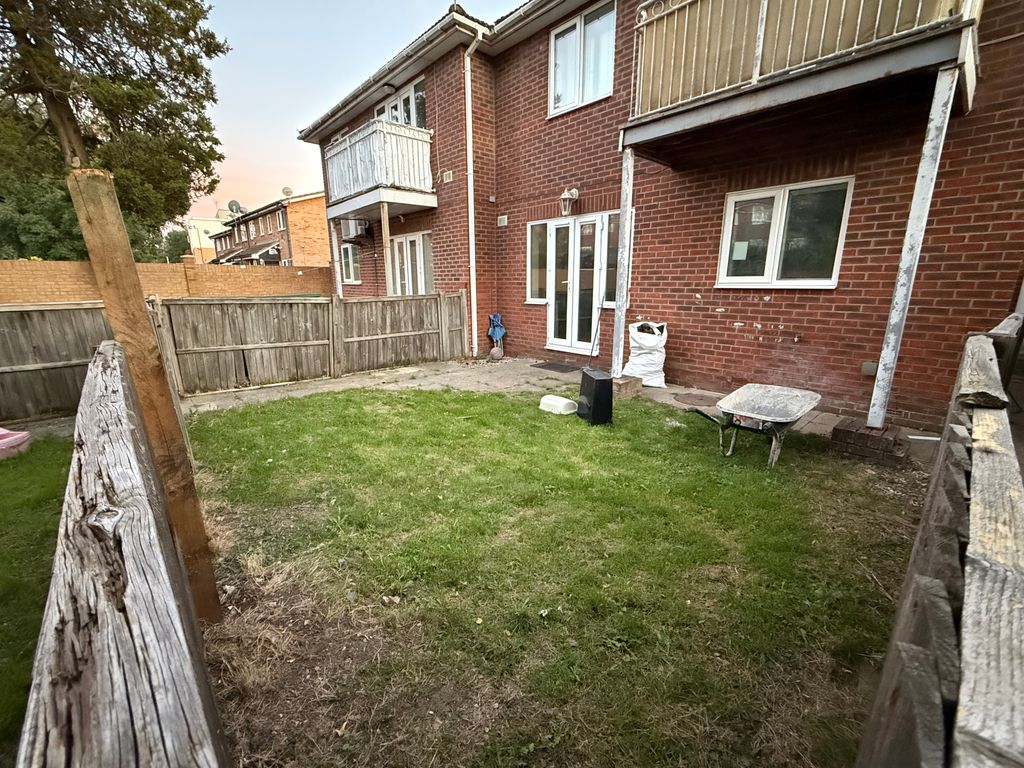 Property photo 2 of 10 Garden