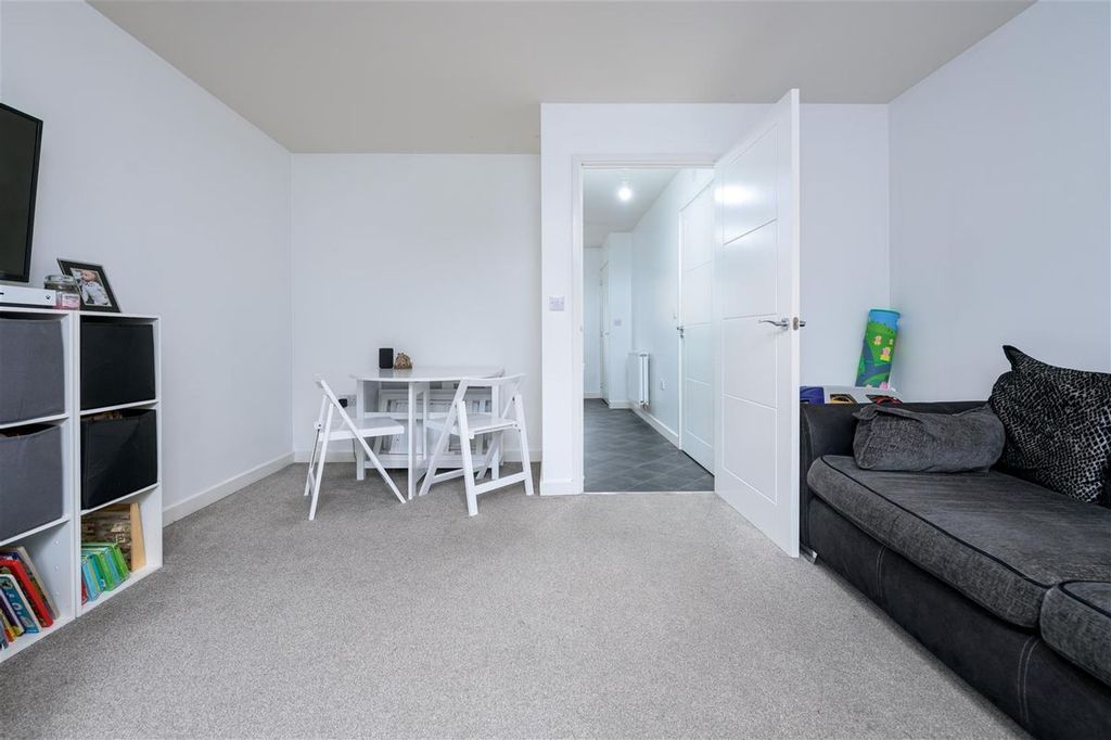 Property photo 3 of 6
