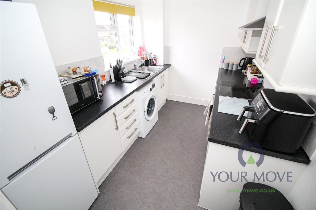 Property photo 3 of 18 Kitchen