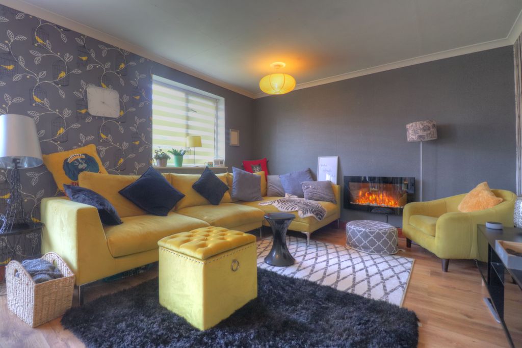 Property photo 3 of 19 Lounge